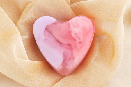 在布上以心脏形式出现的粉红色肥皂