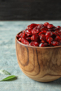 木碗与蔓越莓在桌子特写。 干果，健康小吃