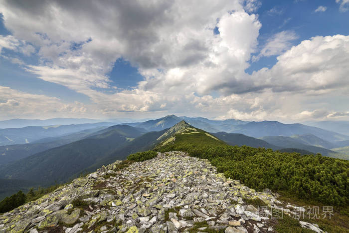 在绿色的木本山脊上休息在山谷中
