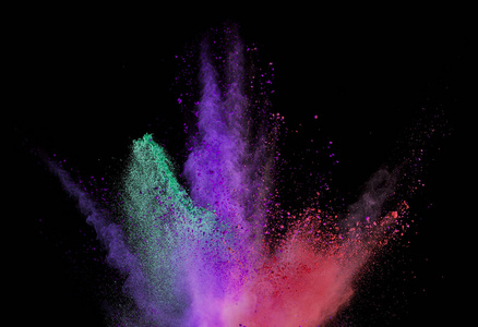 黑色背景上分离的彩色粉末爆炸。 抽象彩色背景