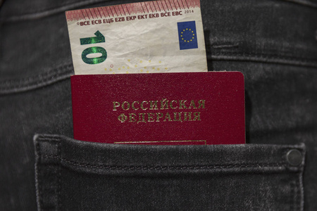 俄罗斯护照和一张10欧元的从牛仔裤后面的口袋里贴出来