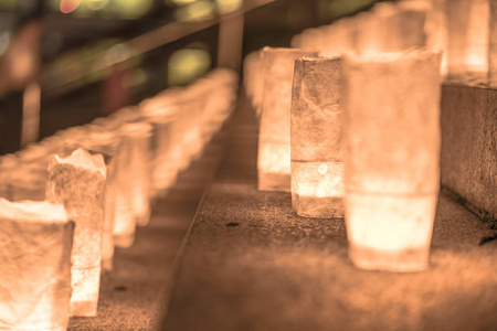 7月7日，日本手工制作的瓦希纸灯笼照亮了东京塔附近Zojoji寺的石阶。