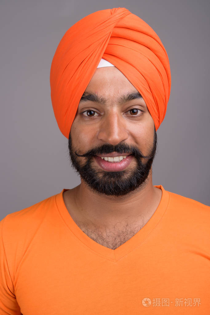 印度锡克人,穿着头巾和橙色衬衫
