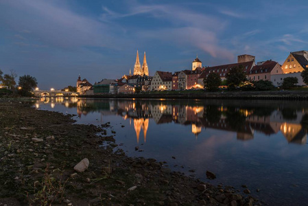 多瑙河水位低，俯瞰德国雷根斯堡大教堂
