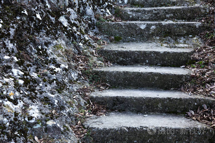 石水泥台阶的旧楼梯,有风化和破坏的痕迹.