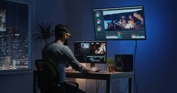 年轻人坐在房间里编辑视频照片