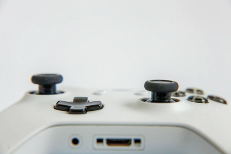 白色操纵杆游戏垫游戏机隔离在白色背景上。 计算机游戏技术游戏竞争视频游戏控制对抗的概念。 网络符号