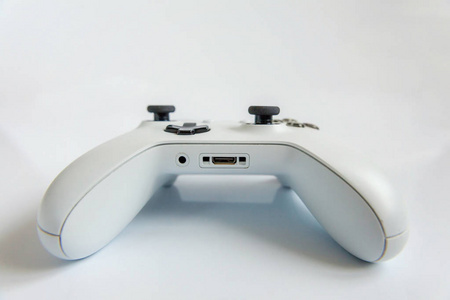 白色操纵杆游戏垫游戏机隔离在白色背景上。 计算机游戏技术游戏竞争视频游戏控制对抗的概念。 网络符号