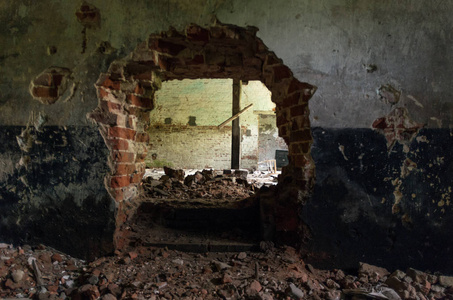 墙上的洞. 砖墙. 破墙. 去另一个房间的通道.照片