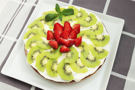 奶油蛋糕，猕猴桃和草莓