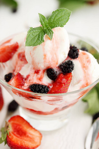 草莓和桑椹香草冰淇淋