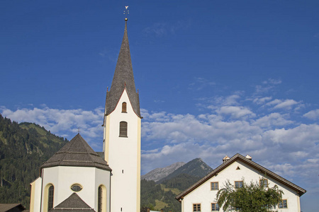 比克巴赫教区教堂是专门为圣劳伦斯建造的，建筑风格为巴洛克风格