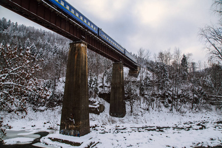乌克兰亚雷米切冬季火车桥景观图片