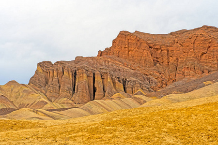 加州死亡谷国家公园扎布里奇点附近的金色峡谷中，红色的岩柱从沙漠中突出出来