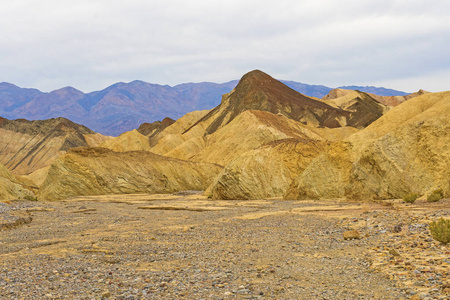 加利福尼亚死亡谷国家公园扎布里奇点附近的金色峡谷，沙漠中的五颜六色的队形