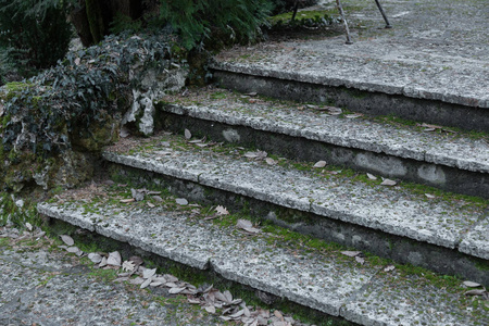 古老的石阶,古老的破碎磨损的台阶. 选择性聚焦照片