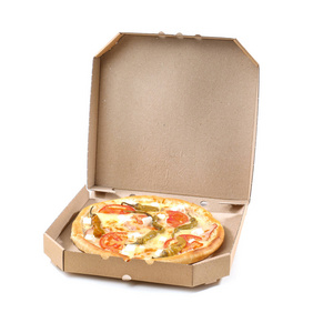 打开纸板箱，白色背景上有美味的披萨。 粮食供应