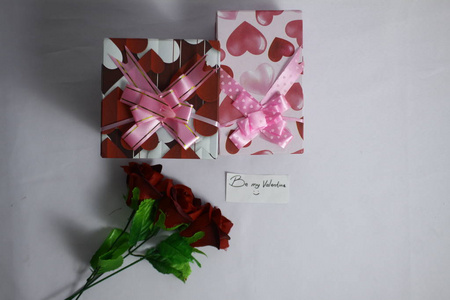 情人节与花束玫瑰和礼品盒收集