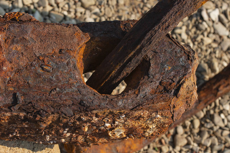 生锈的锚从黑海底部升起。 金属在侵略性盐水中的腐蚀。 古代航运的元素。