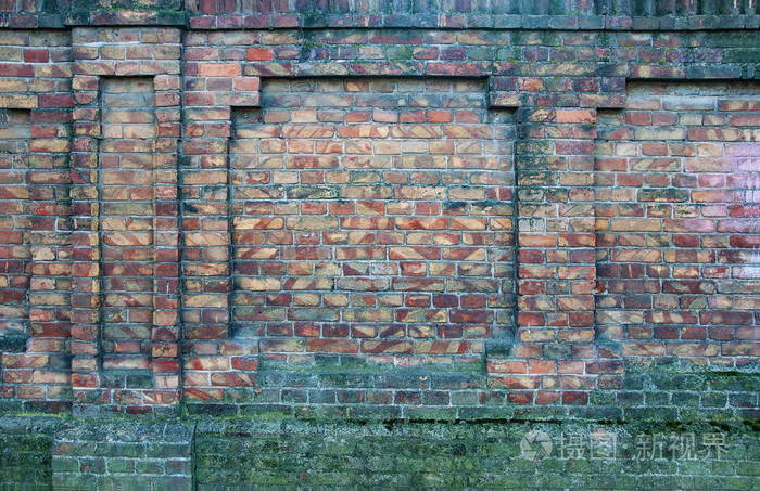 一堵旧损坏的红砖墙. 划痕和裂缝. 古董复古砖的背景和质地.
