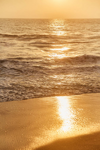 纳里加马海滩。在俯瞰大海和海浪的海滩上, 令人惊叹的日落