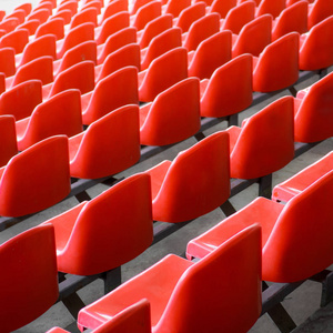 体育场里的红色座位。足球场空座