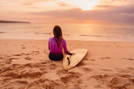 日落时冲浪照片