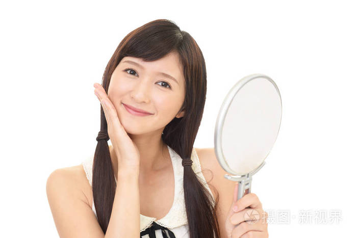 亚洲女人照镜子看她的脸