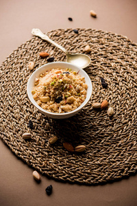 甜谢拉哈尔瓦苏吉制作使用半月饼或RAWA流行甜点食谱制作使用印度节日。 放在碗或盘子里。 选择性聚焦