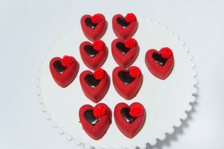 红色迷你巧克力蛋糕以心脏的形状煮熟.蛋糕题为:小四. 甜点.