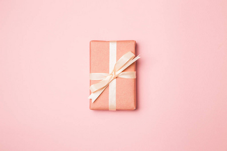 粉红色礼品盒隔离粉色背景