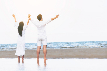 快乐的一对夫妇夏天去热带沙滩度蜜月旅行。