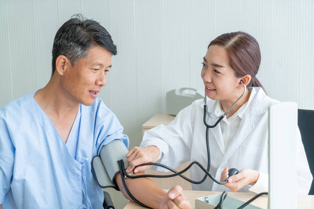 亚洲女医生欺骗她的病人在办公室选择性焦点