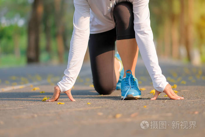 年轻的健身妇女在公园散步,户外女跑步者在亚洲运动员以外的道路上