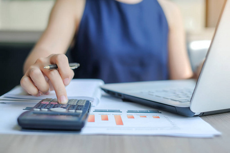 女商人用计算器分析制定计划，经理计算财务报表和图表。商业财务和会计概念