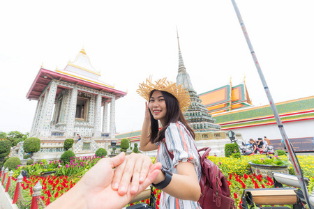 旅游亚洲女性领导男友手到曼谷佛寺旅游