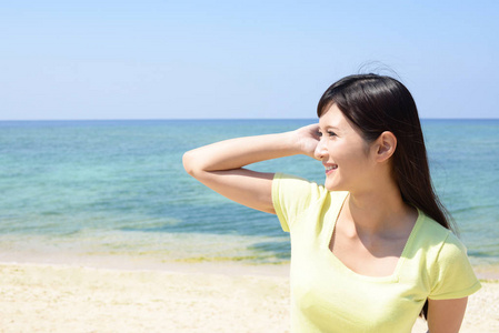 有吸引力的年轻女人喜欢夏天的太阳