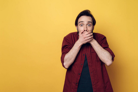 女性与 vr 耳机的特写镜头惊心动魄的山落日用毛巾包裹在白色背景上的