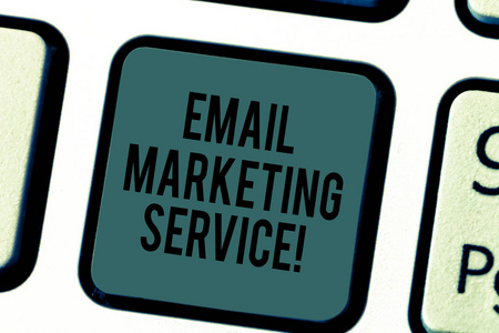 写文字写电子邮件营销服务。概念意味着电子邮件发送到潜在的或当前的客户键盘键意图创建计算机消息按键盘的想法