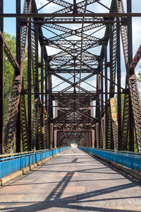 穿过密西西比河的旧岩石链桥曾经是历史路线66的一部分。