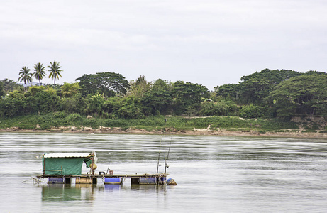 泰国洛伊湄公河上的浮鱼和天空。