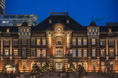 日本东京赤田市东京火车站马鲁努奇一侧夜景。 该站在其定向标志中分为Marunouchi和Yaesu两侧。