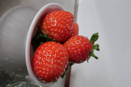 成熟的草莓水果又甜又漂亮。 图片使用广告设计理念包装营销和更多
