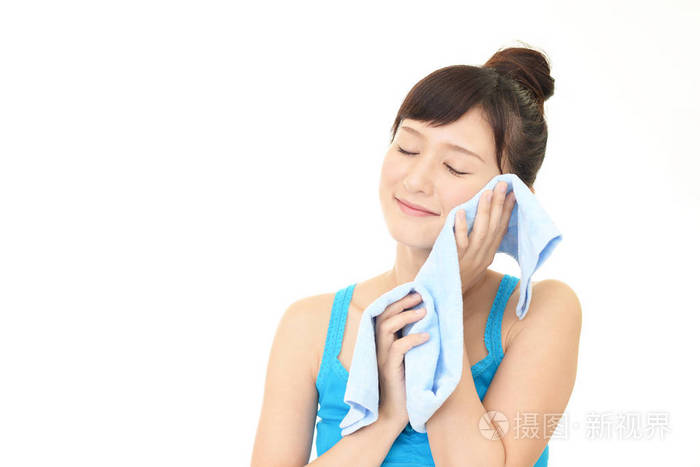 年轻女子用毛巾擦脸