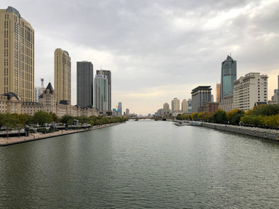 天津城市景观与海河，摩天大楼办公室和公寓楼。 天津现代城市城市建筑景观。 10292018