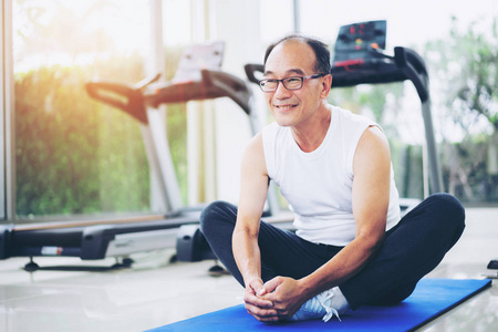 老年人在健身中心做身体伸展。 健康的生活方式。
