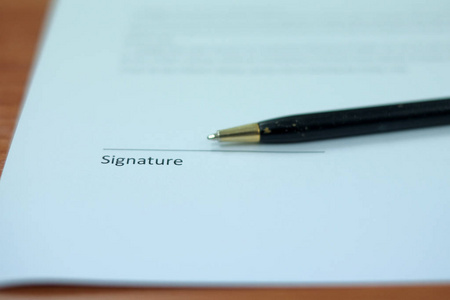 签字线上的钢笔准备签署合同。