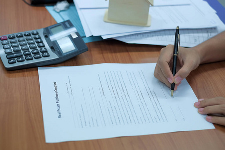 客户与房地产代理签订房屋贷款合同. 成功协议住房购买和保险概念照片