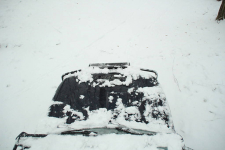 冬季越野。远征到山顶..雪峰。机器被困在雪地里。乌克兰。喀尔巴阡山脉。