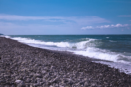 海浪拍打海岸的大海